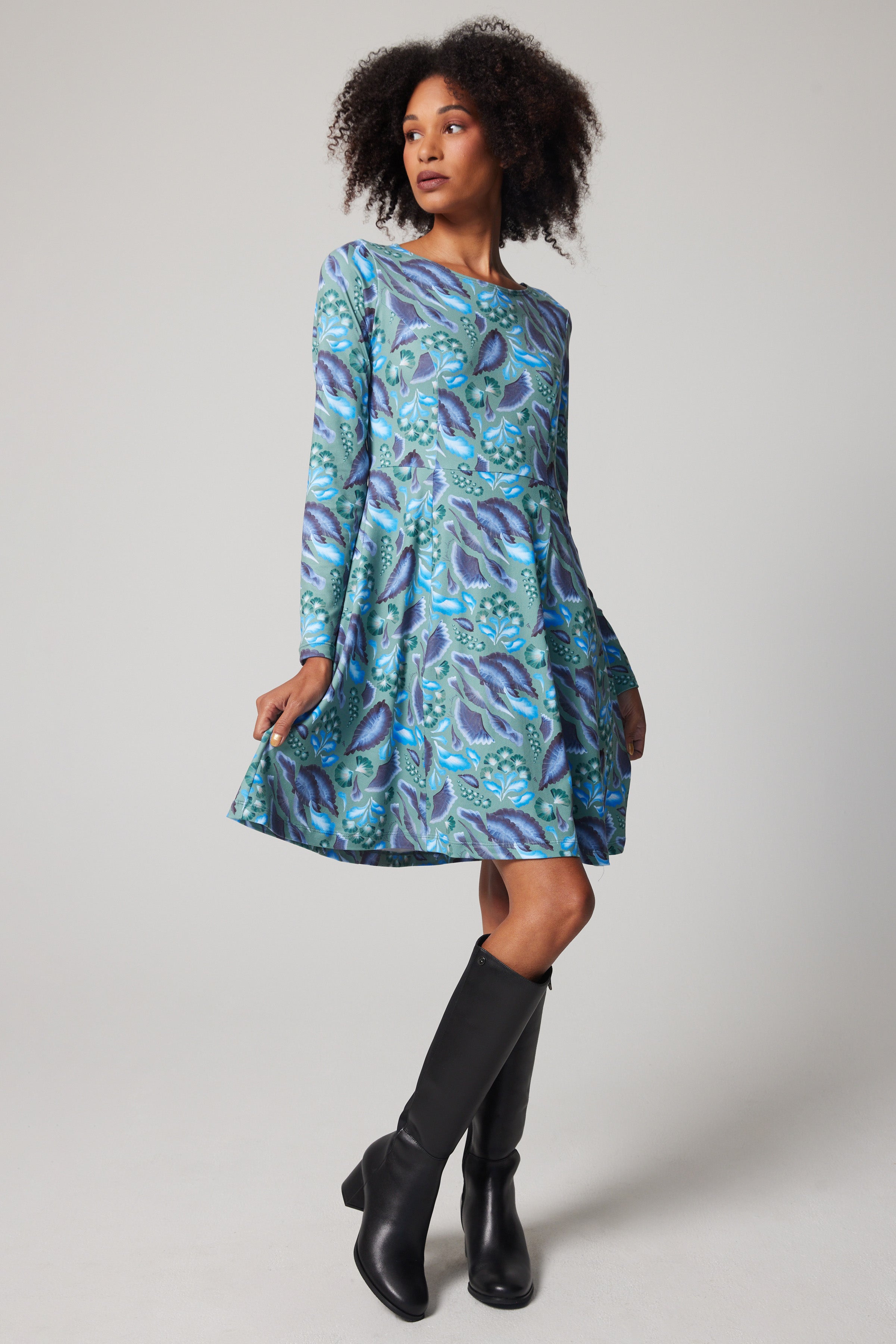 Robe ajustée et évasée à manches longues – Ginkgo