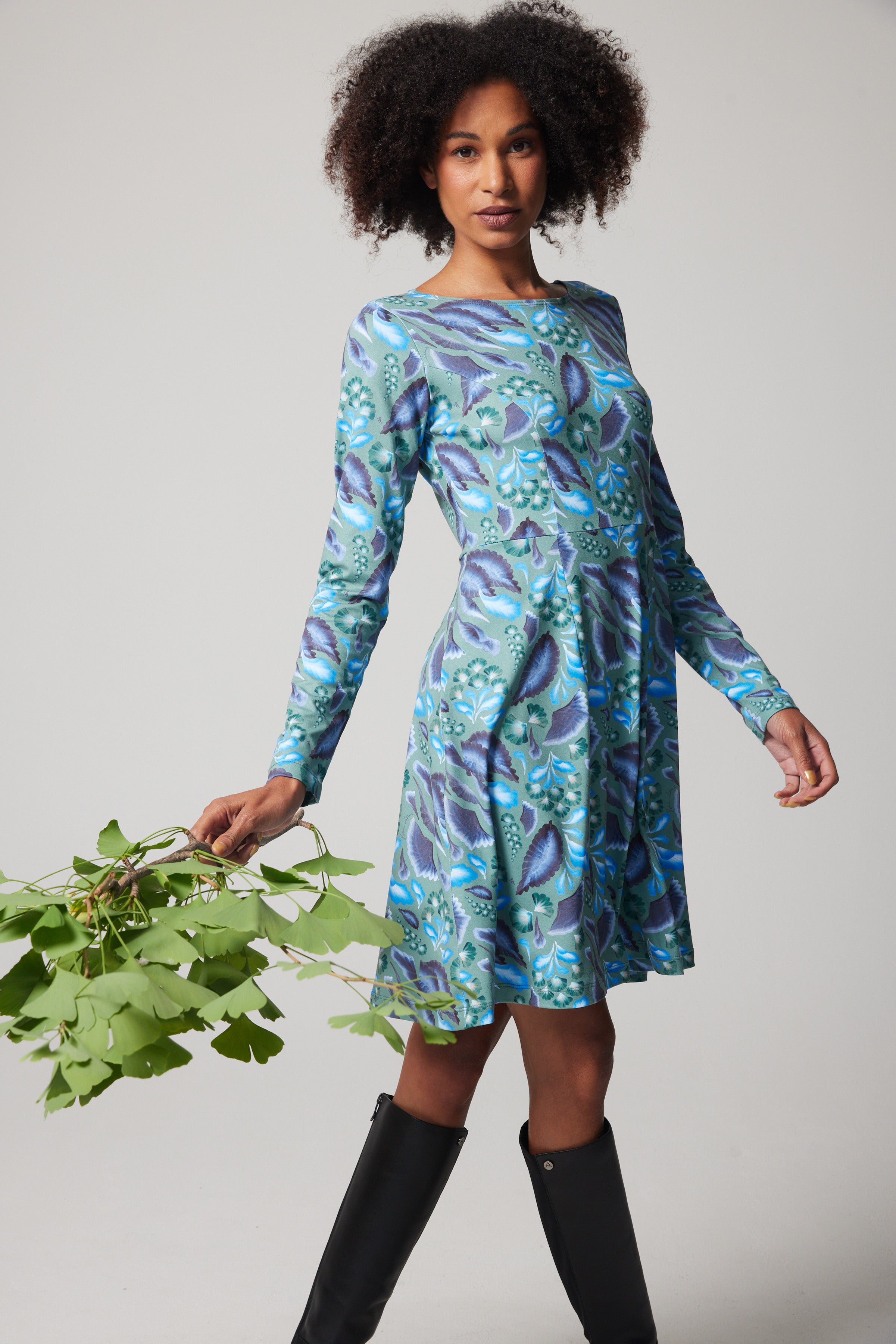 Robe ajustée et évasée à manches longues – Ginkgo